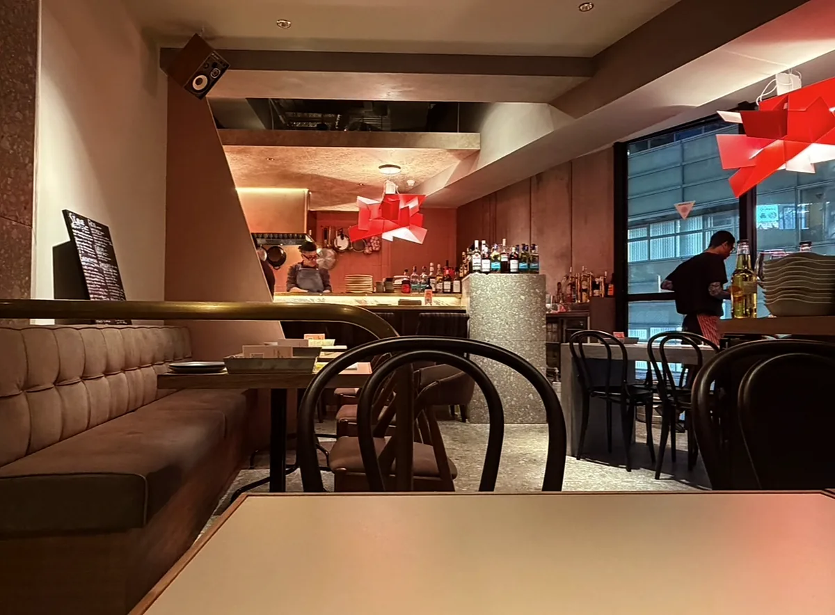 ソファ席から見た店内